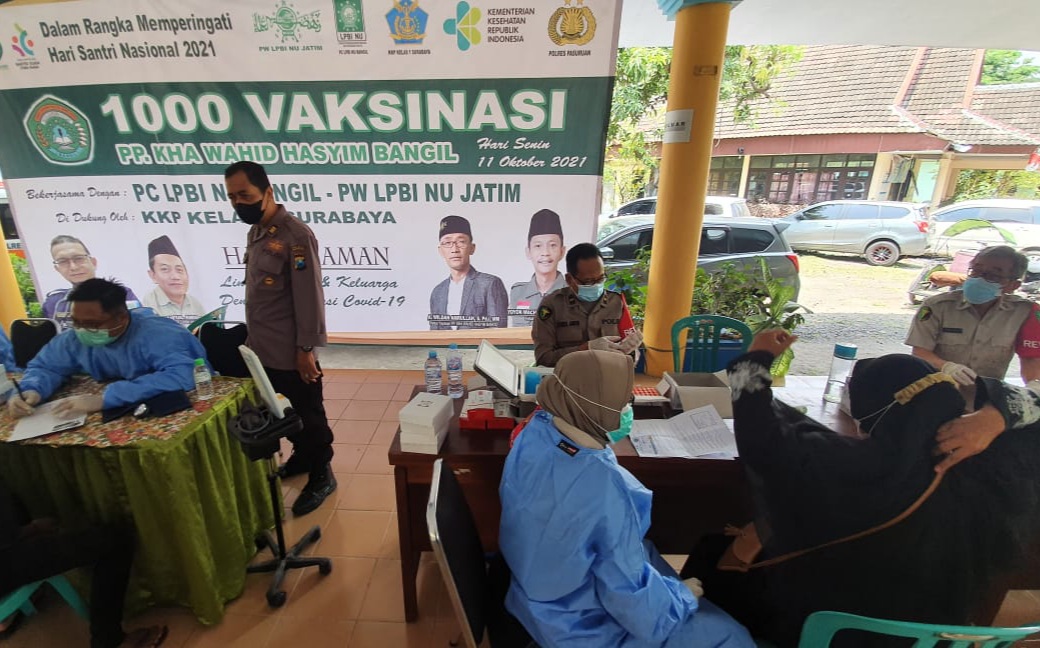 Jelang Hari Santri, Ponpes KHA Wahid Hasyim Bangil Gelar Vaksin
