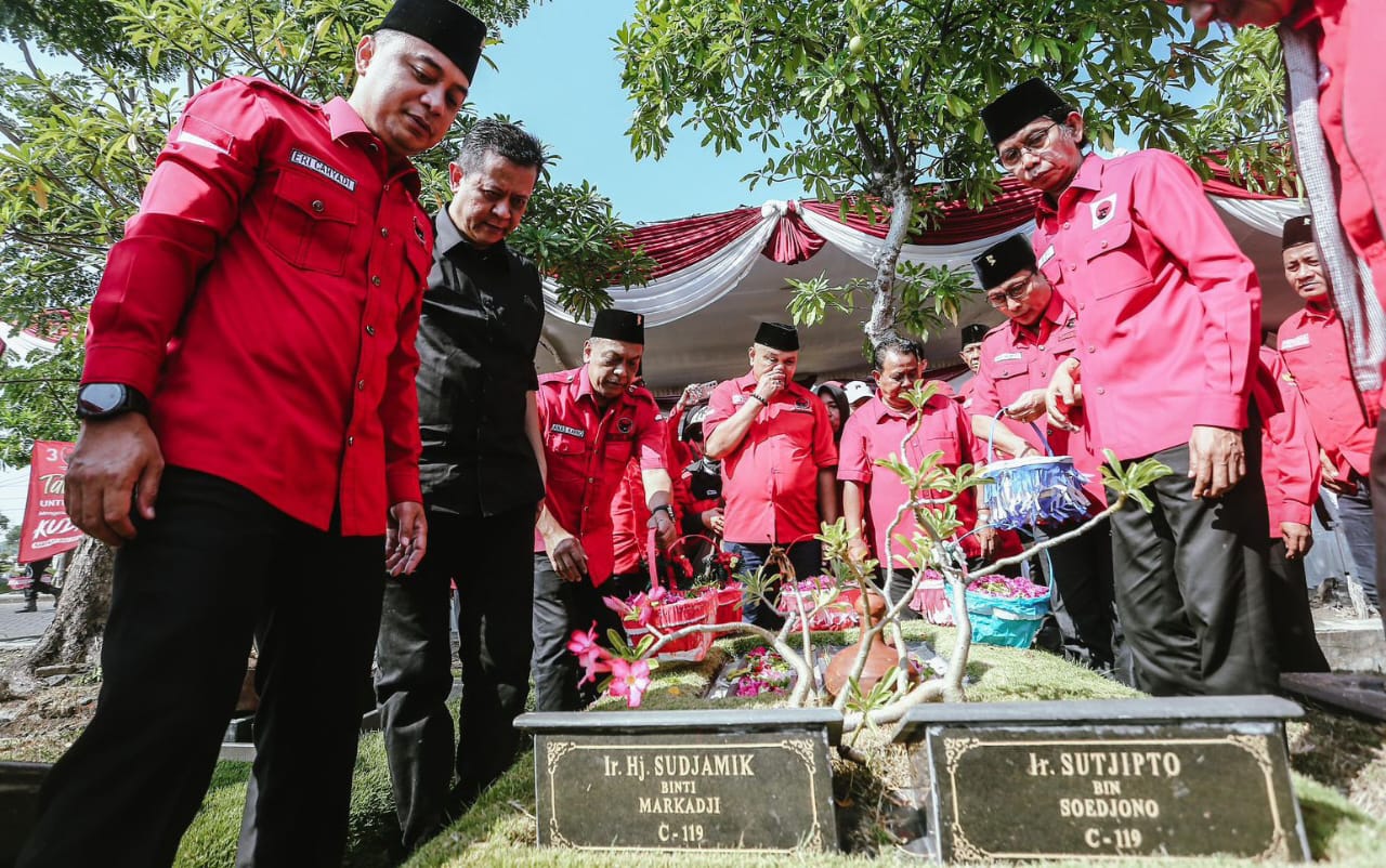 Peringati Peristiwa Kudatuli, Kader PDIP Surabaya Ziarahi Makam Ir. Sutjipto dan Tokoh PDI Promeg