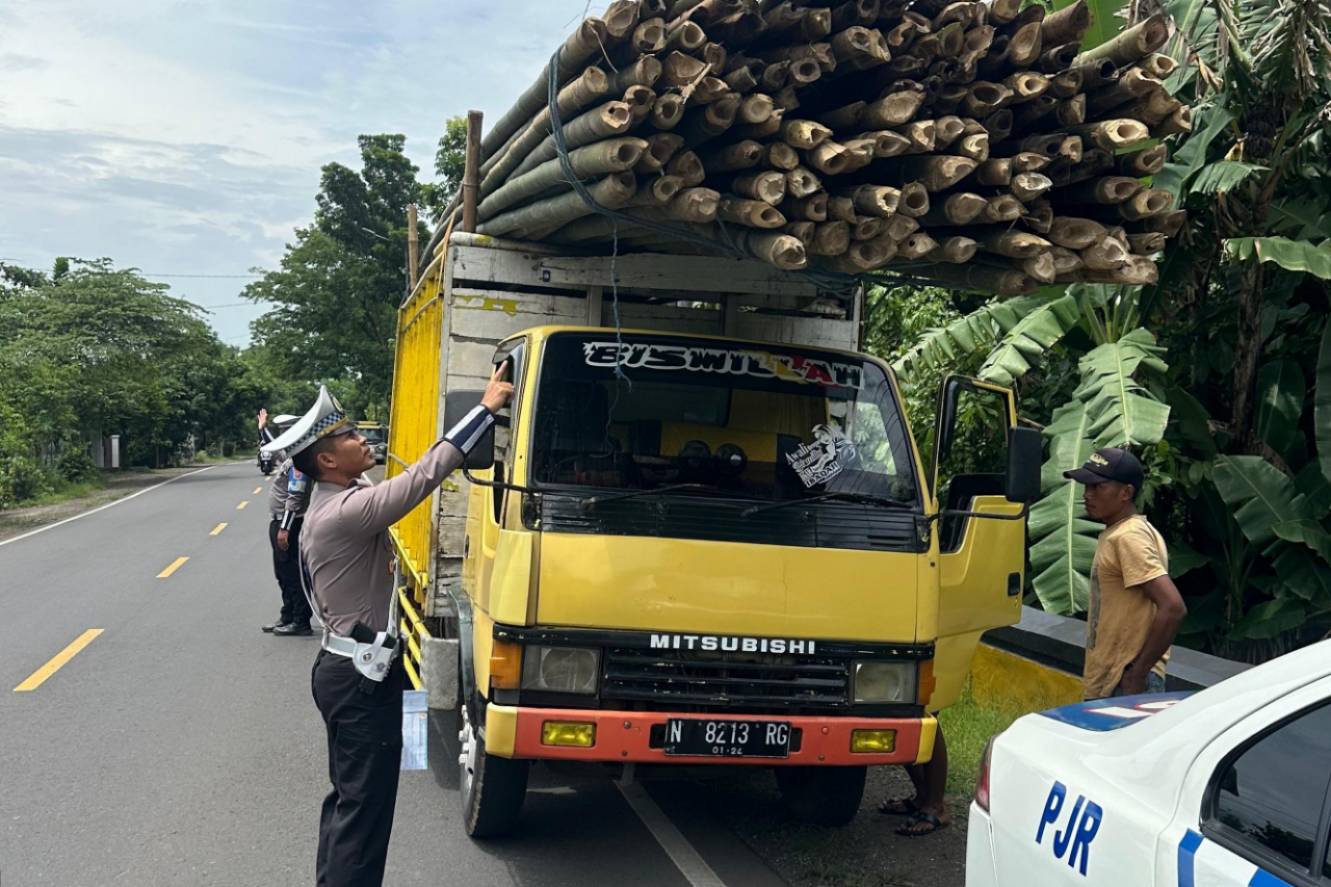 Kanit  PJR Jatim V Situbondo melakukan  Tindak  tilang  terhadap kendaraan ODOL  yang melanggar  di Jember