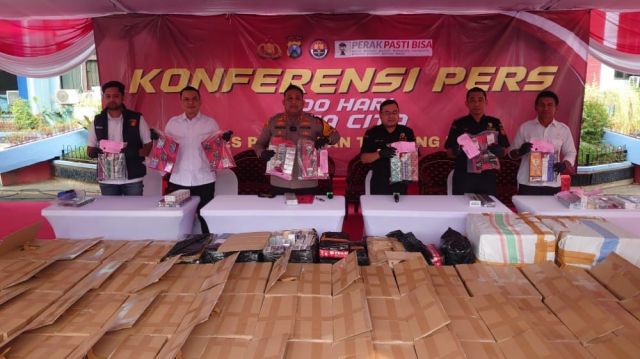 Polres Pelabuhan Tanjung Perak menggagalkan pengiriman Rokok Ilegal