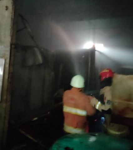 Panel Listrik Pabrik di Pergudangan Margomulyo Surabaya Kebakaran 